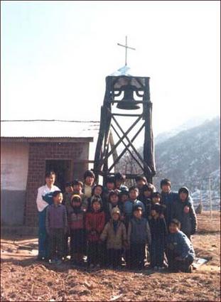 성탄절 기념사진 아이들과 함께. 덕송교회 앞에서. 